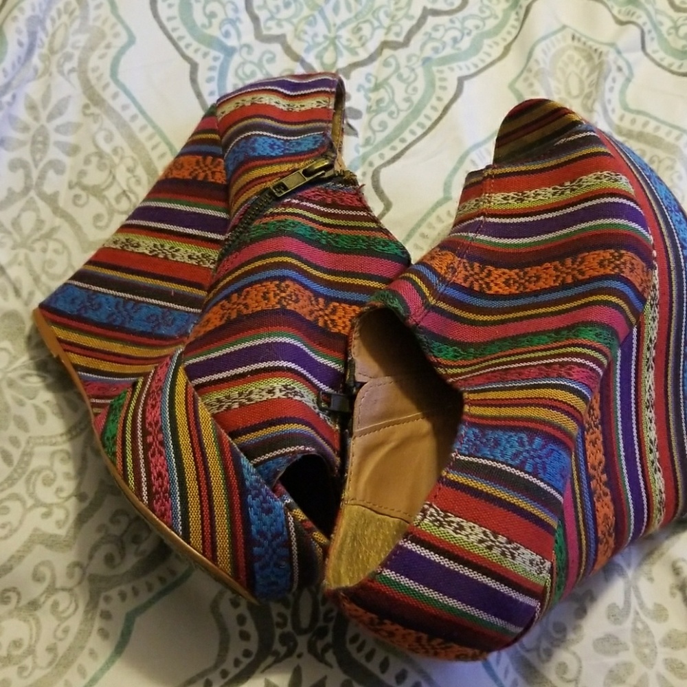 Steve Madden multicolor tribal wedges